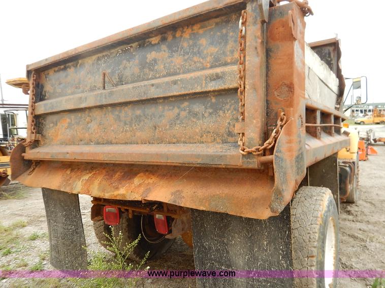 image for item J6416 1993 GMC TopKick dump truck