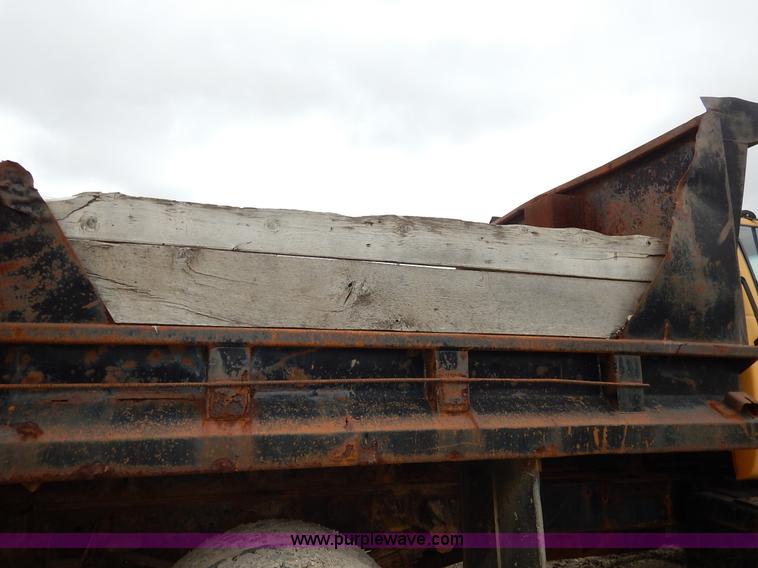 image for item J6416 1993 GMC TopKick dump truck