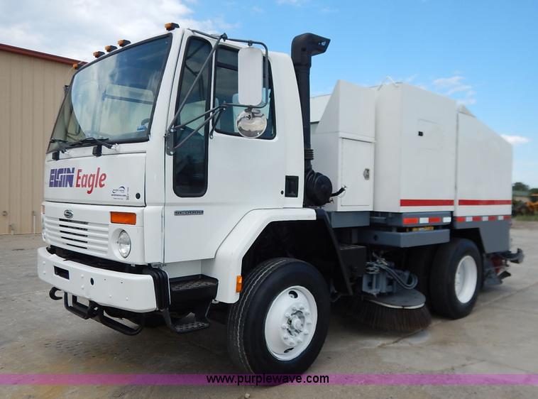 image for item K1656 2001 Elgin SC8000 street sweeper