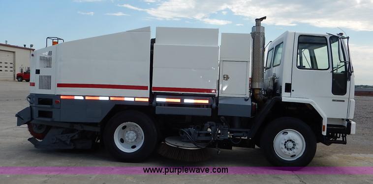 image for item K1656 2001 Elgin SC8000 street sweeper