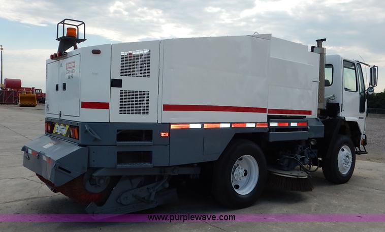 image for item K1656 2001 Elgin SC8000 street sweeper