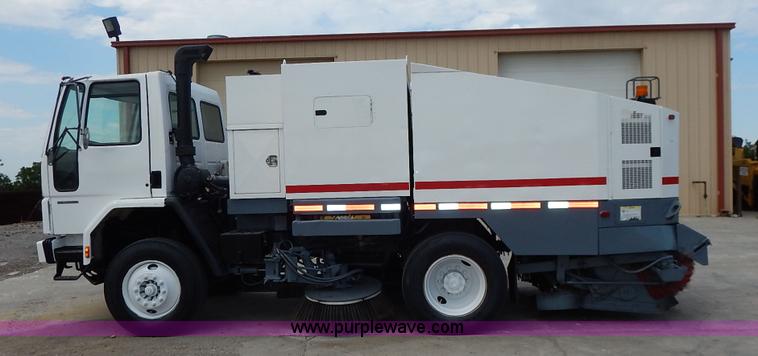 image for item K1656 2001 Elgin SC8000 street sweeper