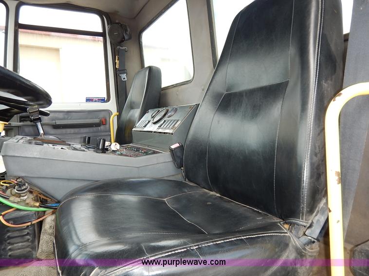 image for item K1656 2001 Elgin SC8000 street sweeper