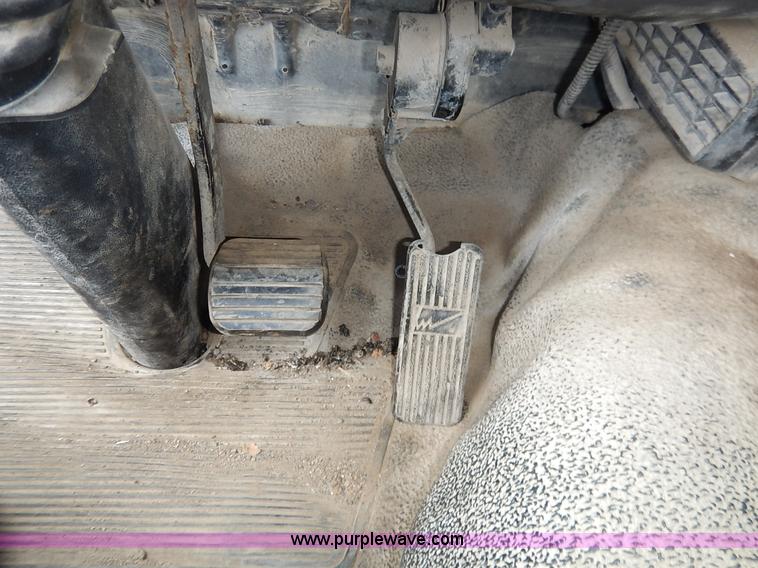 image for item K1656 2001 Elgin SC8000 street sweeper