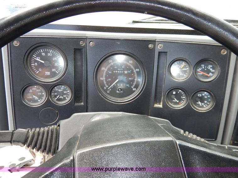 image for item K1656 2001 Elgin SC8000 street sweeper