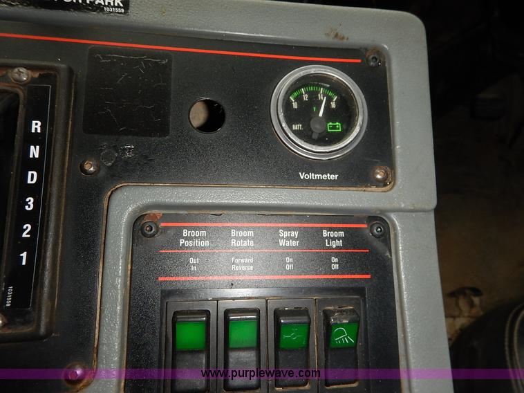 image for item K1656 2001 Elgin SC8000 street sweeper