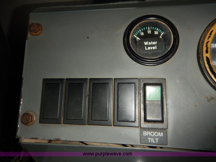 image for item K1656 2001 Elgin SC8000 street sweeper