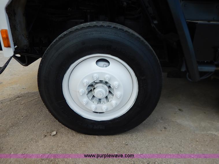 image for item K1656 2001 Elgin SC8000 street sweeper