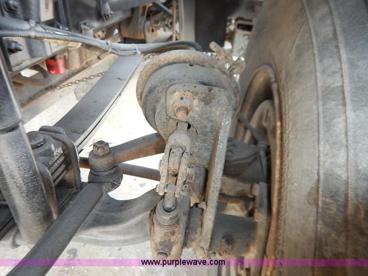 image for item K1656 2001 Elgin SC8000 street sweeper