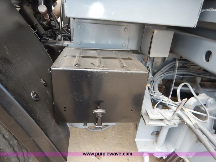 image for item K1656 2001 Elgin SC8000 street sweeper