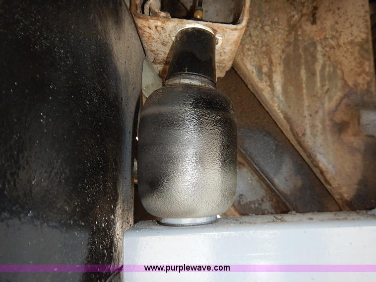 image for item K1656 2001 Elgin SC8000 street sweeper