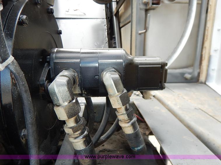 image for item K1656 2001 Elgin SC8000 street sweeper