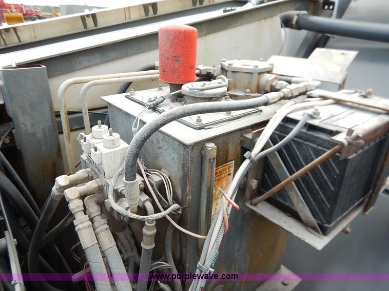 image for item K1656 2001 Elgin SC8000 street sweeper