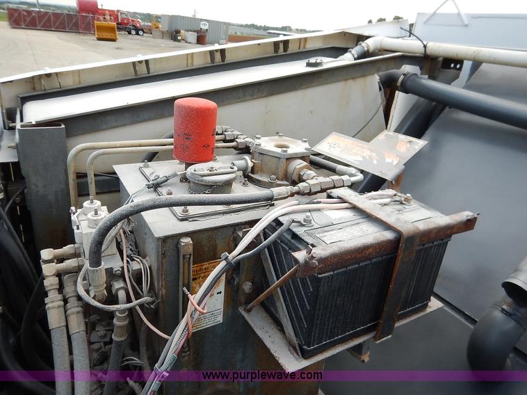 image for item K1656 2001 Elgin SC8000 street sweeper