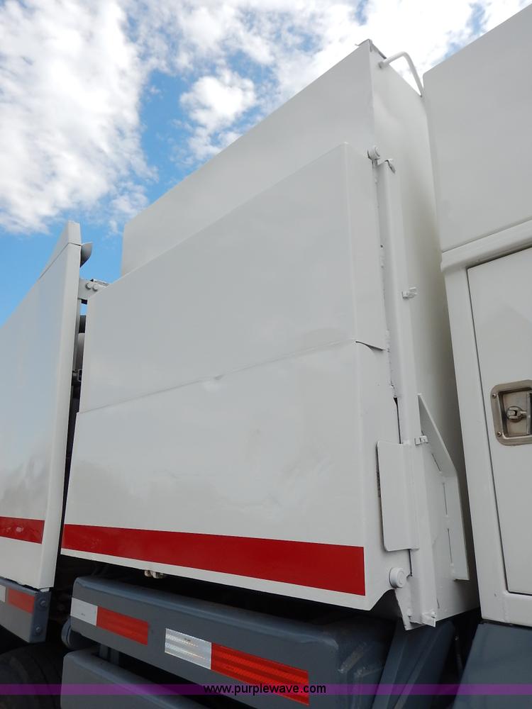 image for item K1656 2001 Elgin SC8000 street sweeper