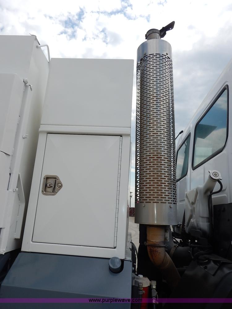 image for item K1656 2001 Elgin SC8000 street sweeper