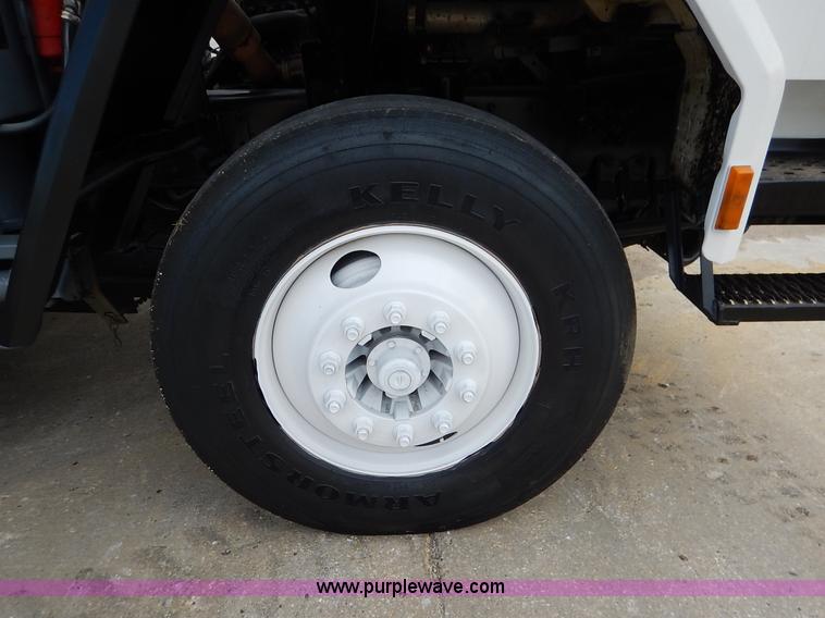 image for item K1656 2001 Elgin SC8000 street sweeper