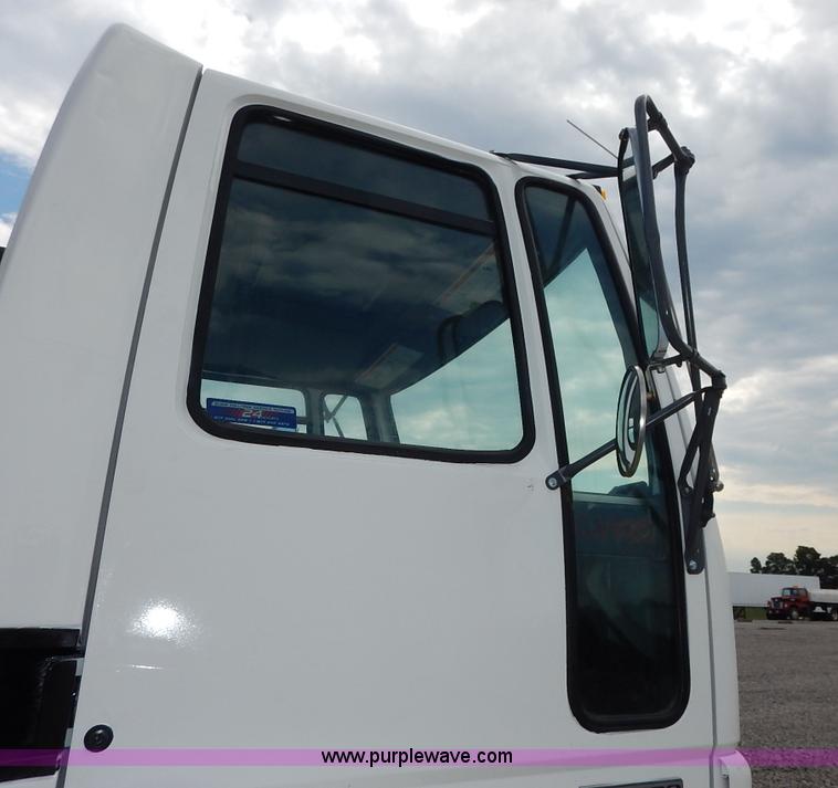 image for item K1656 2001 Elgin SC8000 street sweeper