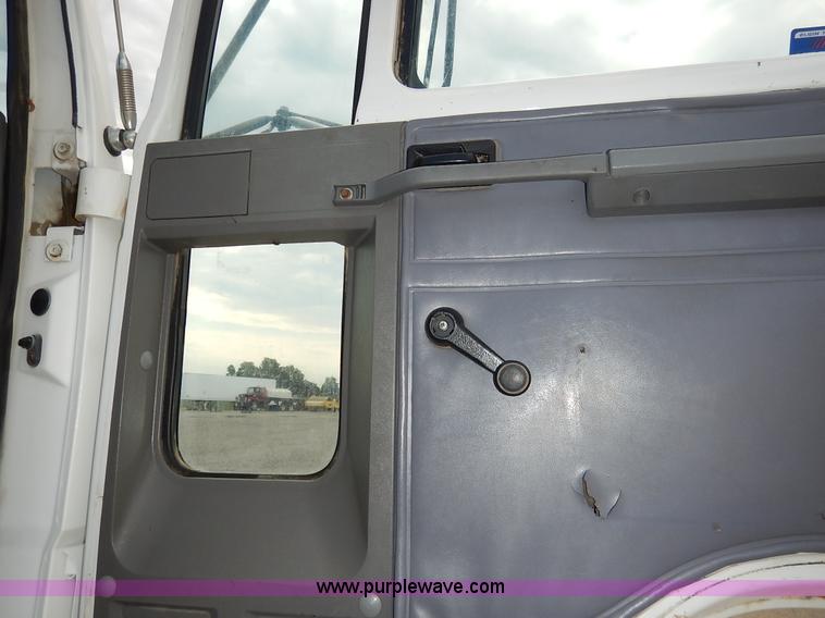 image for item K1656 2001 Elgin SC8000 street sweeper