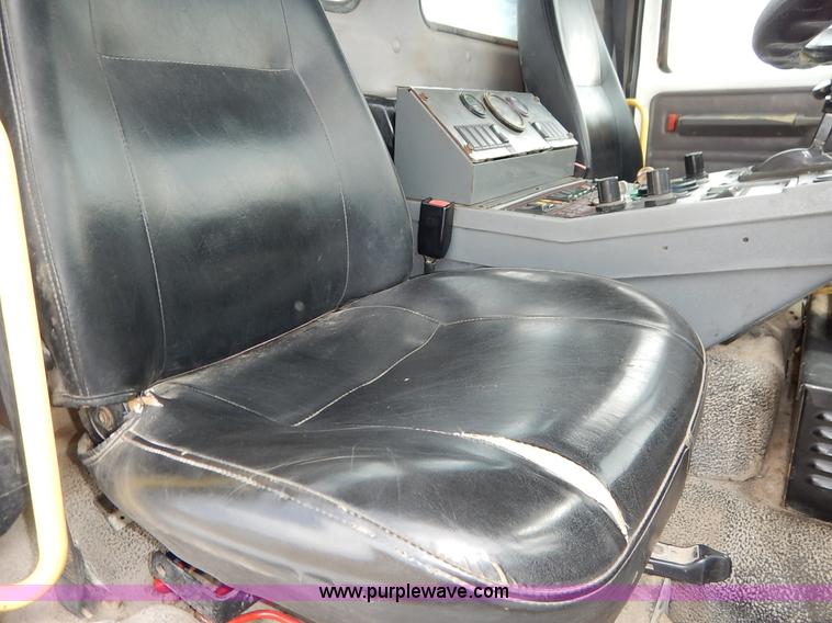 image for item K1656 2001 Elgin SC8000 street sweeper