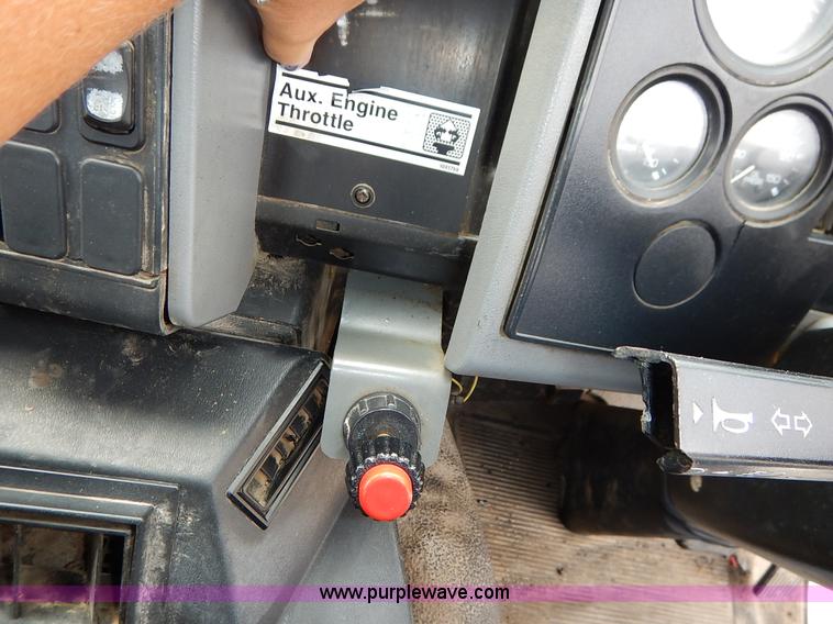 image for item K1656 2001 Elgin SC8000 street sweeper