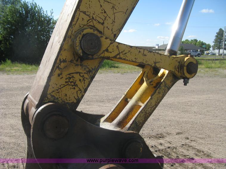 image for item L6339 2005 Komatsu PC200LC-7 excavator