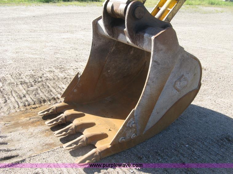 image for item L6339 2005 Komatsu PC200LC-7 excavator