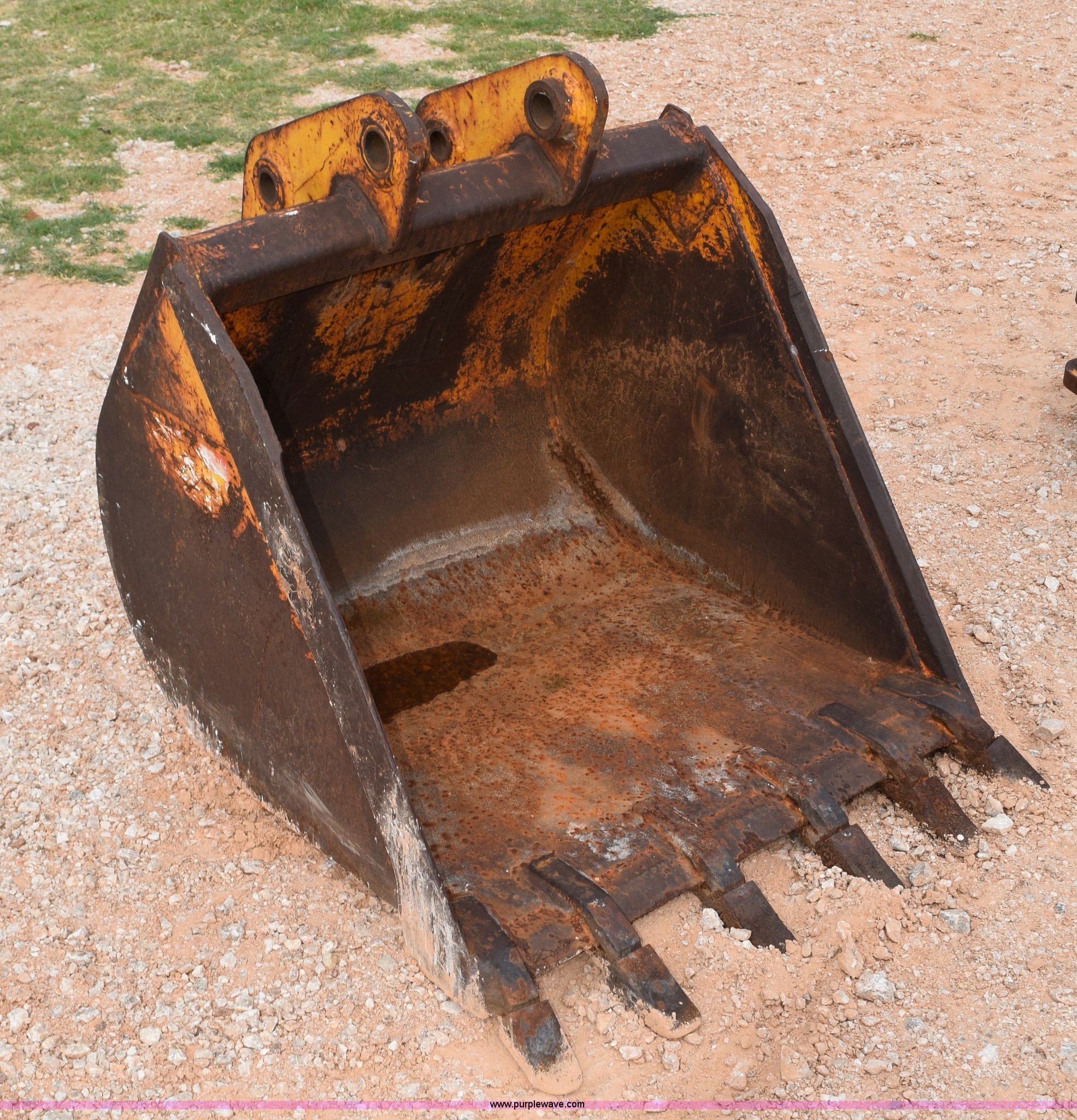 John Deere backhoe bucket in Mooreland, OK Item L5986 sold Purple Wave