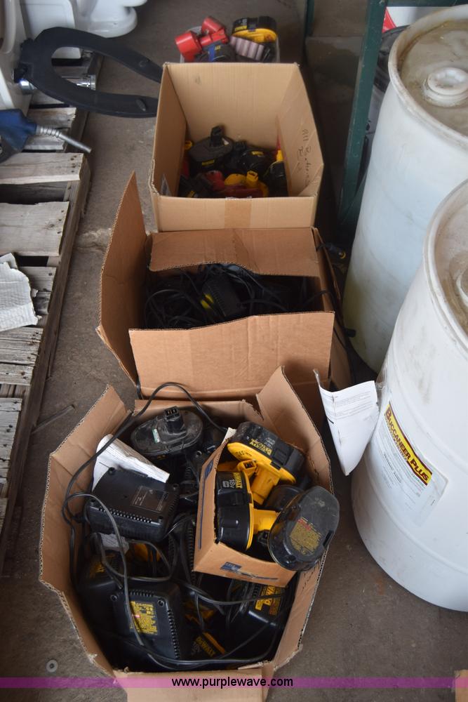 Assorted battery packs and chargers in Wichita, KS Item BM9017 sold Purple Wave