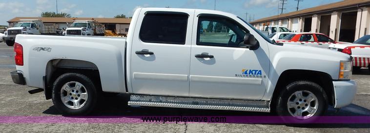 image for item J3631 2008 Chevrolet Silverado 1500 Crew Cab pickup truck