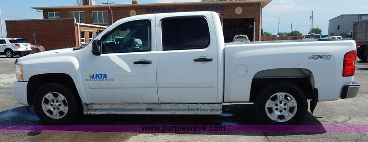 image for item J3631 2008 Chevrolet Silverado 1500 Crew Cab pickup truck