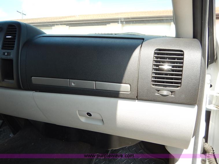 image for item J3631 2008 Chevrolet Silverado 1500 Crew Cab pickup truck