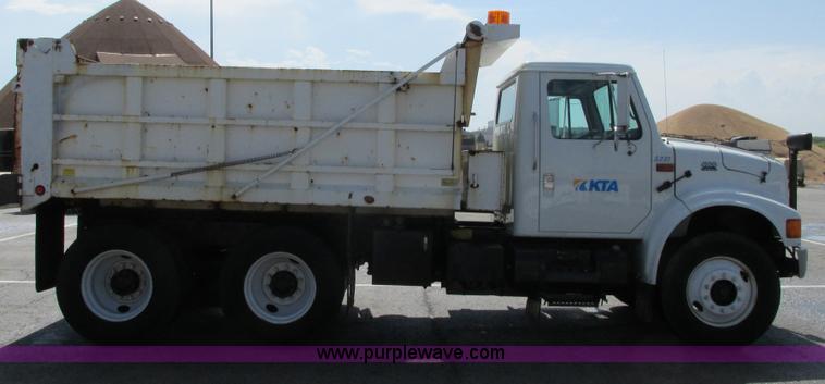 image for item J3632 2001 International 4900 dump truck