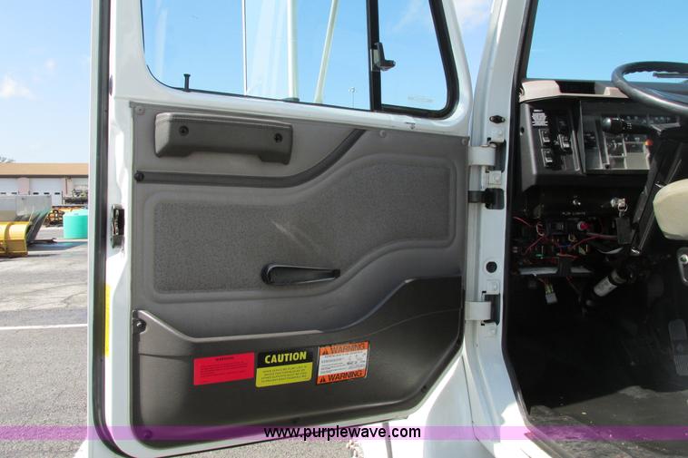 image for item J3632 2001 International 4900 dump truck