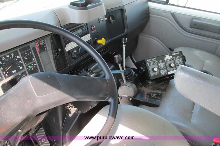 image for item J3632 2001 International 4900 dump truck