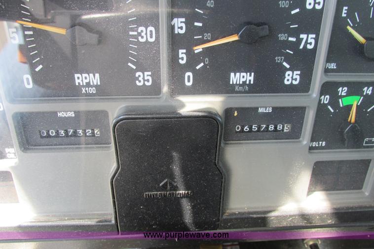 image for item J3632 2001 International 4900 dump truck