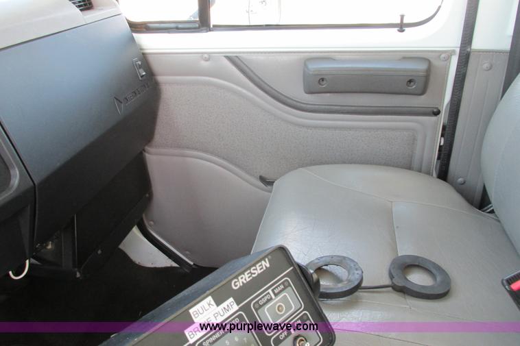 image for item J3632 2001 International 4900 dump truck