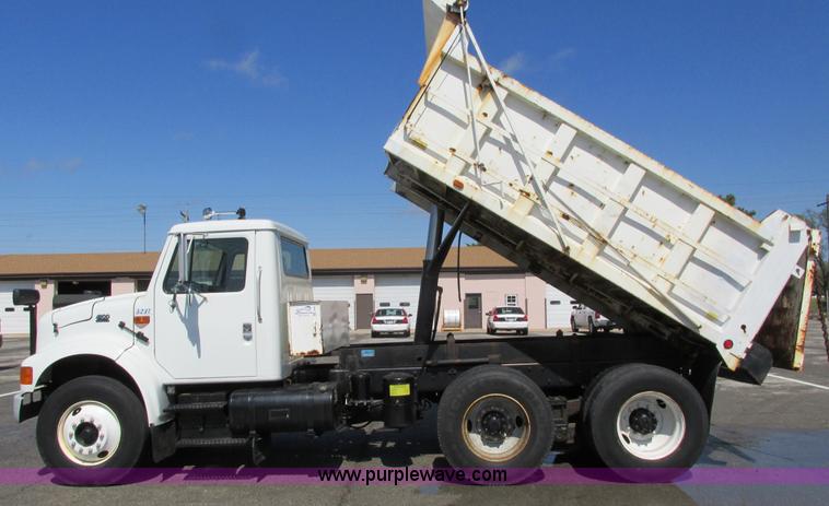 image for item J3632 2001 International 4900 dump truck