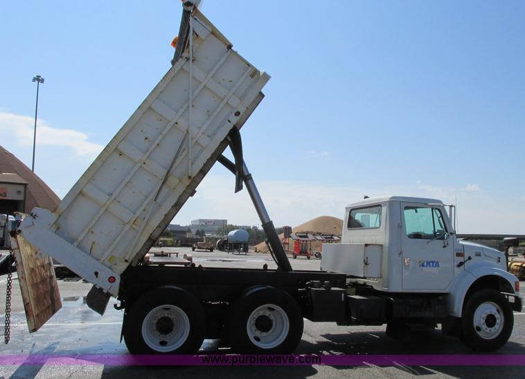 image for item J3632 2001 International 4900 dump truck