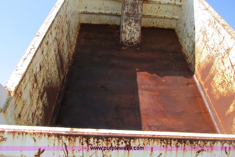 image for item J3632 2001 International 4900 dump truck