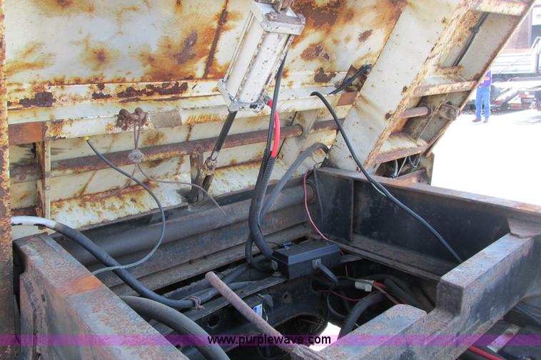 image for item J3632 2001 International 4900 dump truck