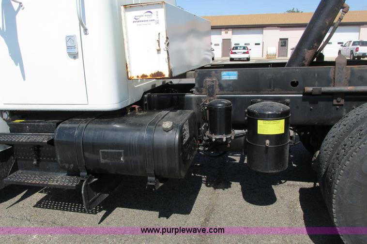 image for item J3632 2001 International 4900 dump truck