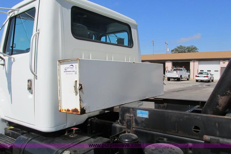 image for item J3632 2001 International 4900 dump truck