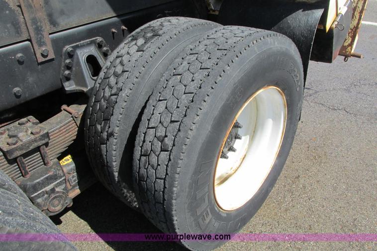 image for item J3632 2001 International 4900 dump truck