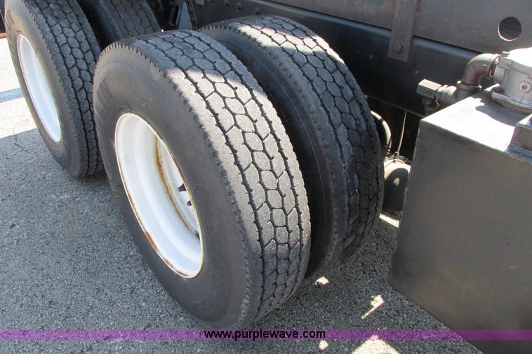 image for item J3632 2001 International 4900 dump truck