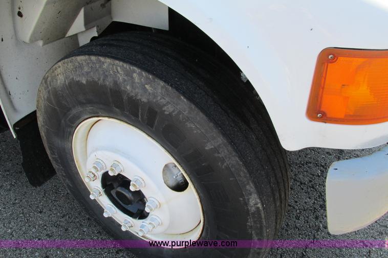 image for item J3632 2001 International 4900 dump truck