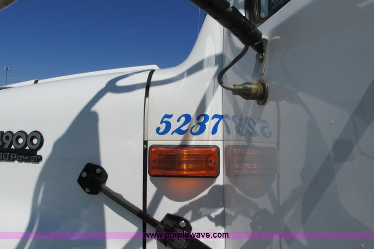 image for item J3632 2001 International 4900 dump truck