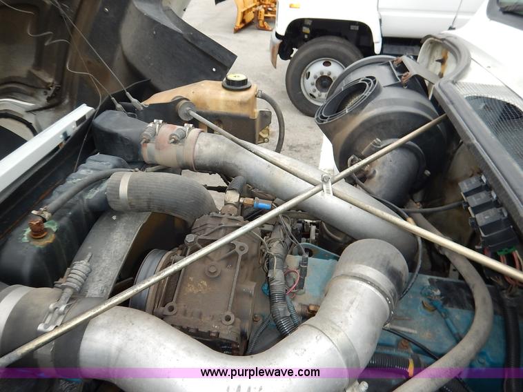 image for item J3632 2001 International 4900 dump truck