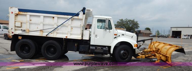 image for item J3634 2001 International 4900 dump truck