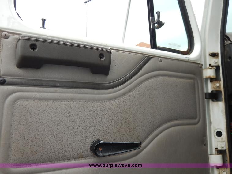 image for item J3634 2001 International 4900 dump truck